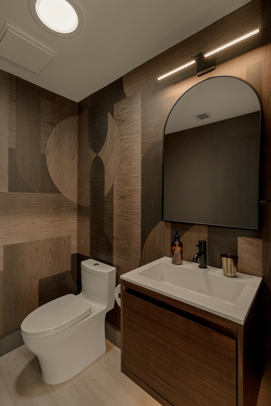 Badkamer met houten badmeubel