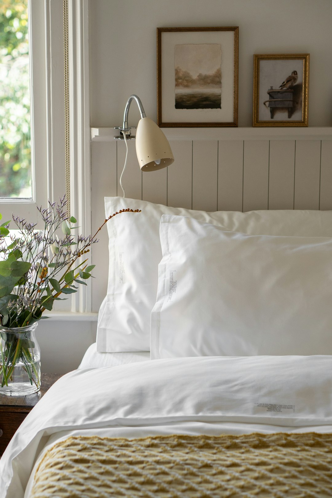 Bed met wit dekbed en kussens