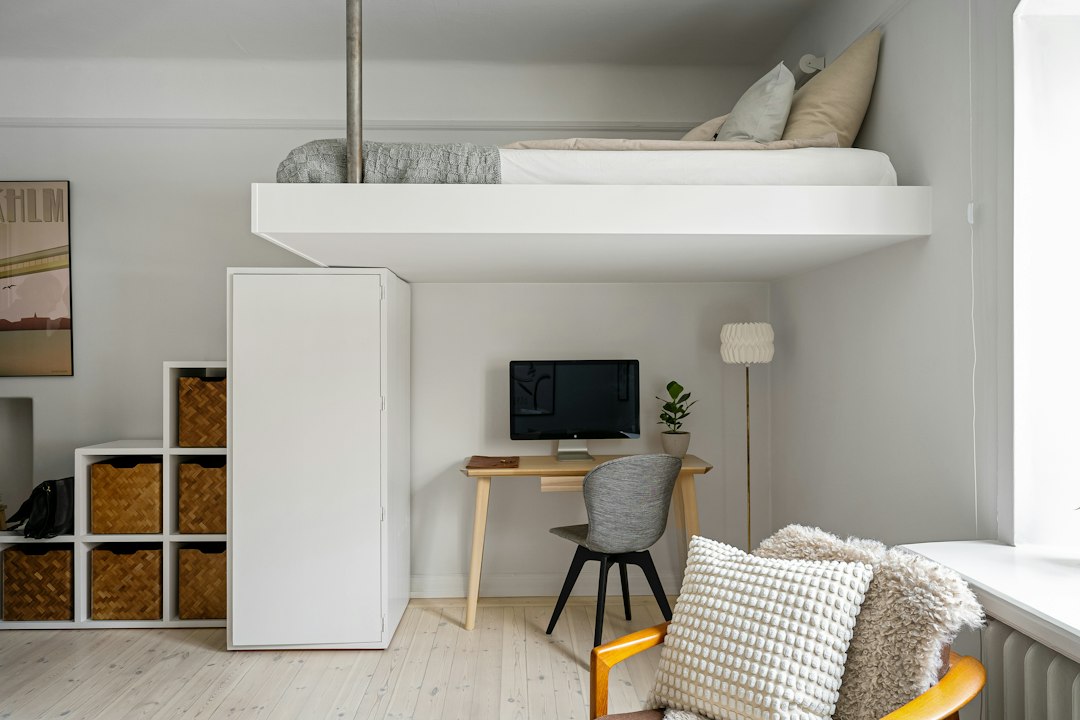 Compacte kamer met hoogslaper en bureau