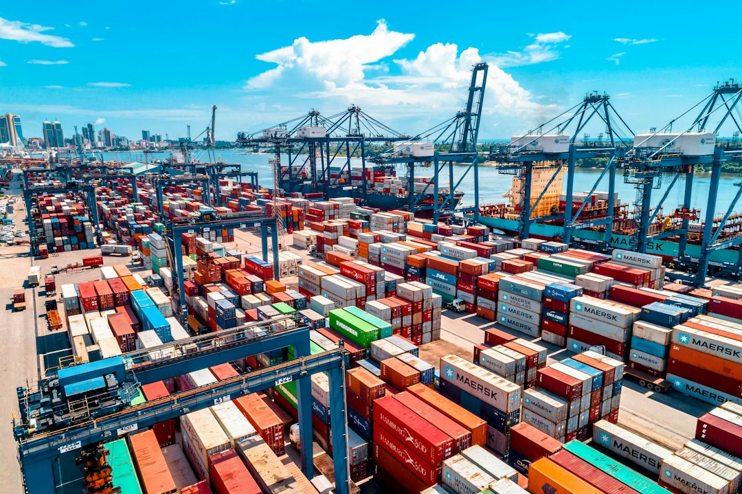 Gestapelde zeecontainers in een haven