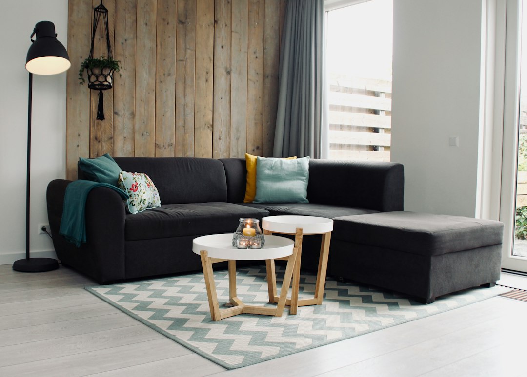 Hoekbank met salontafel in een woonkamer