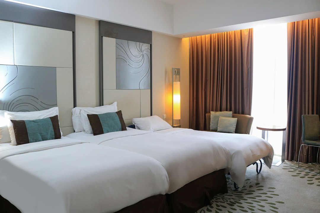 Hotelkamer met twee bedden en een grote spiegel