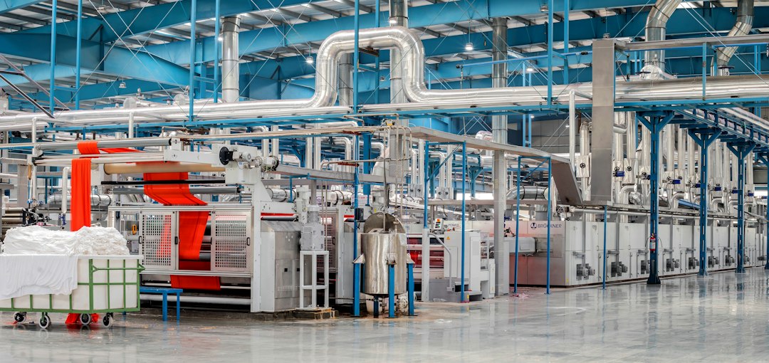 Industriële fabriekshal met machines