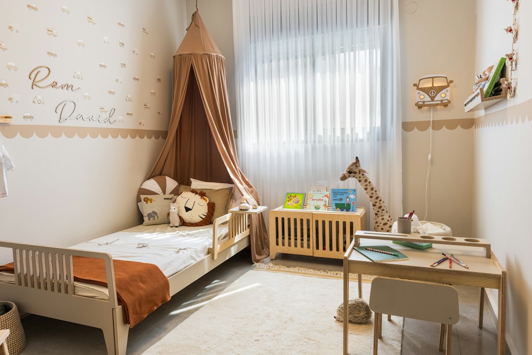 Kinderkamer met bed en bureau