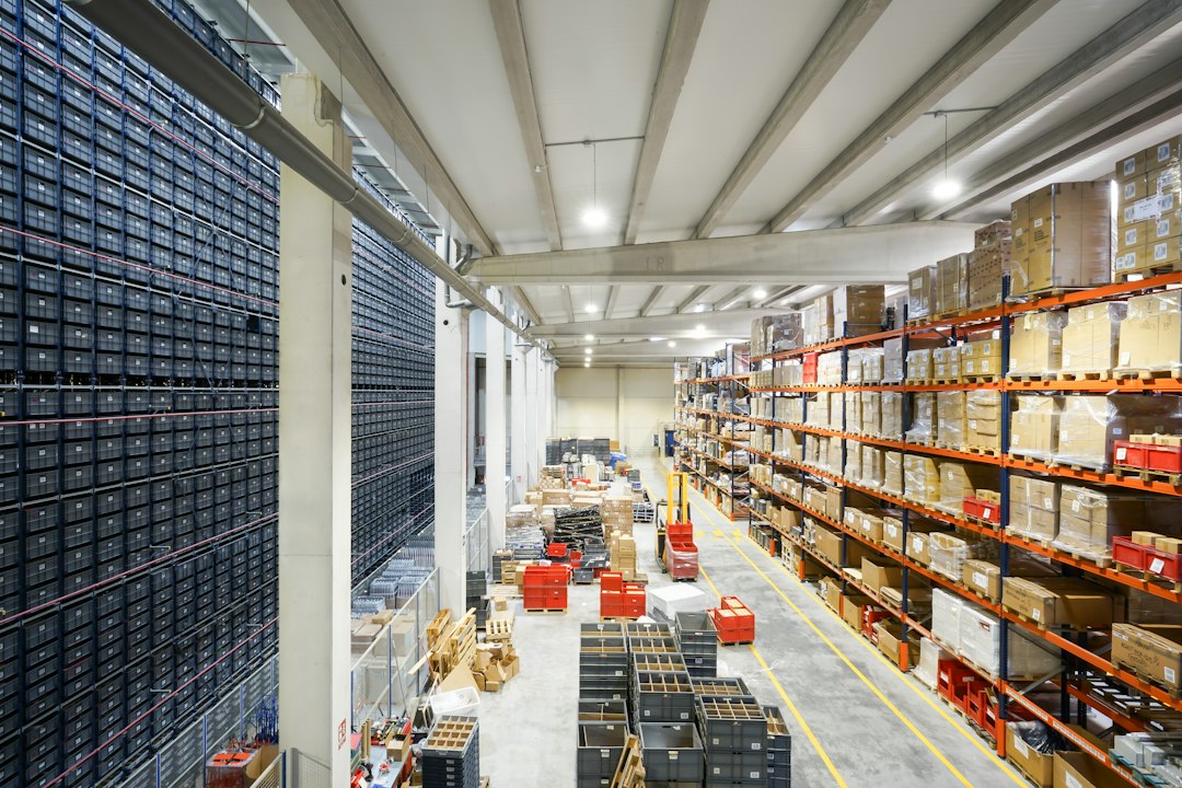 Magazijn gevuld met dozen eigen voorraad