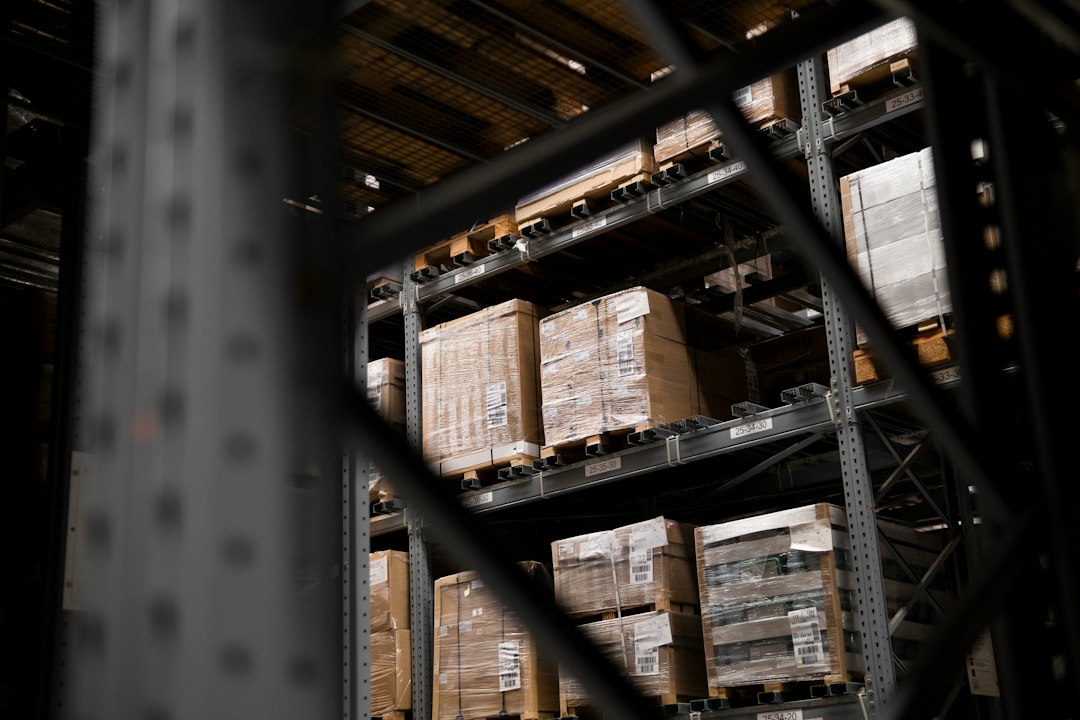Magazijn vol dozen en pallets