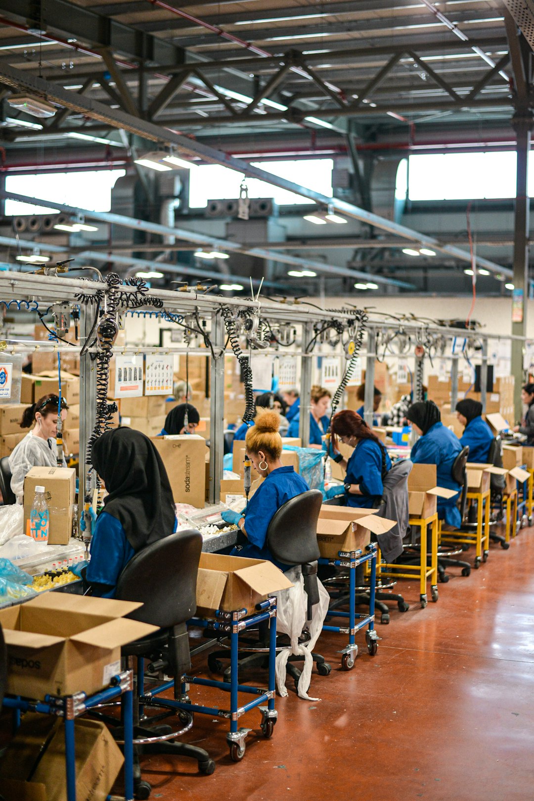 Medewerkers aan een productielijn in een grote fabriek