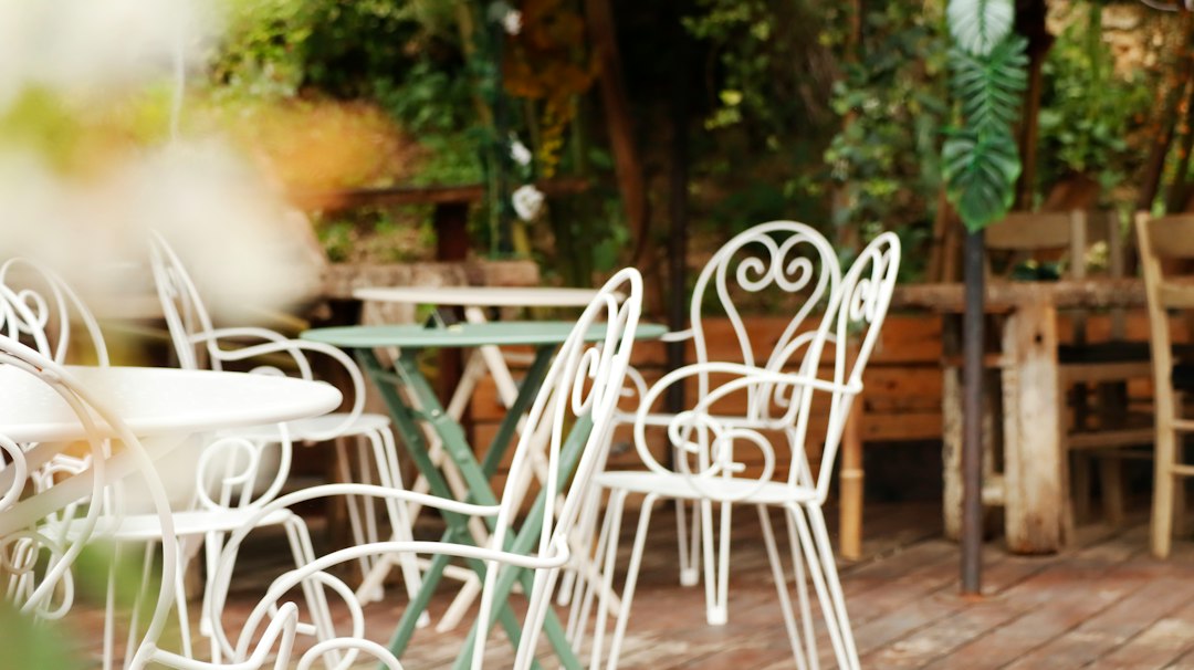 Metalen tuinstoelen en tafels op een terras