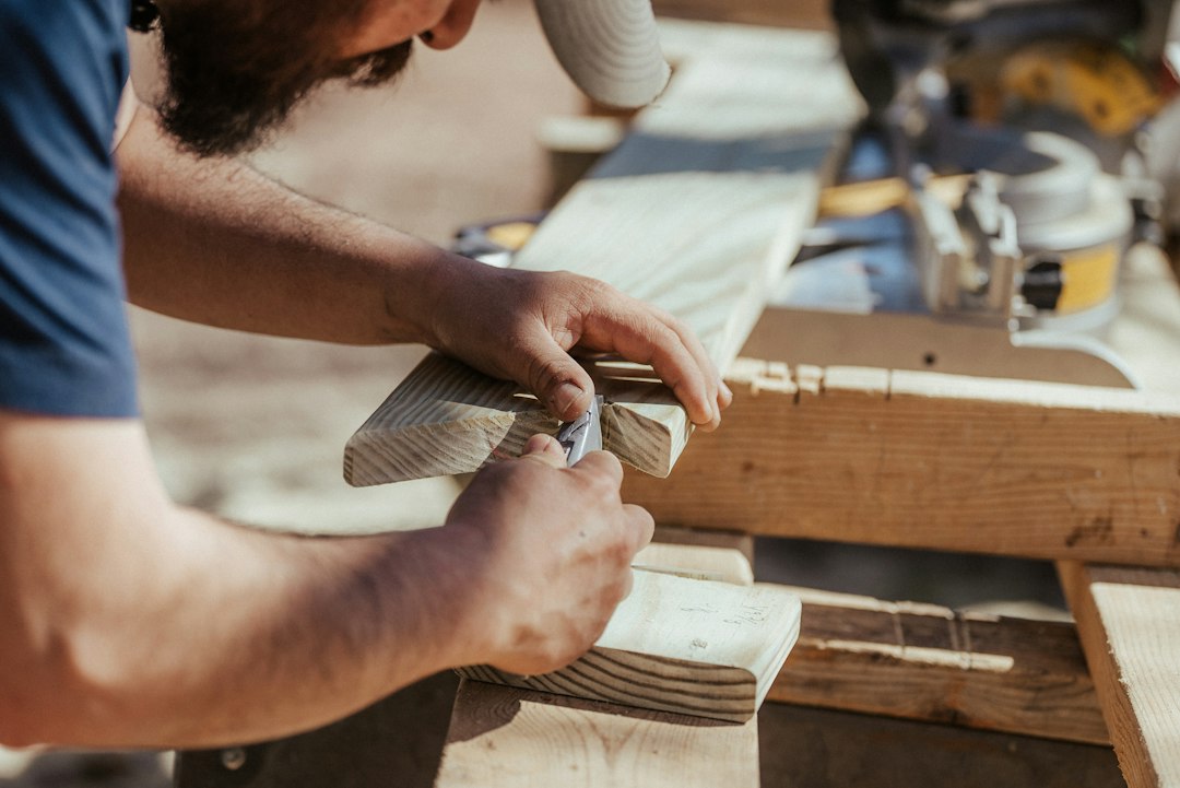 Meubelmaker bewerkt een stuk hout in de werkplaats