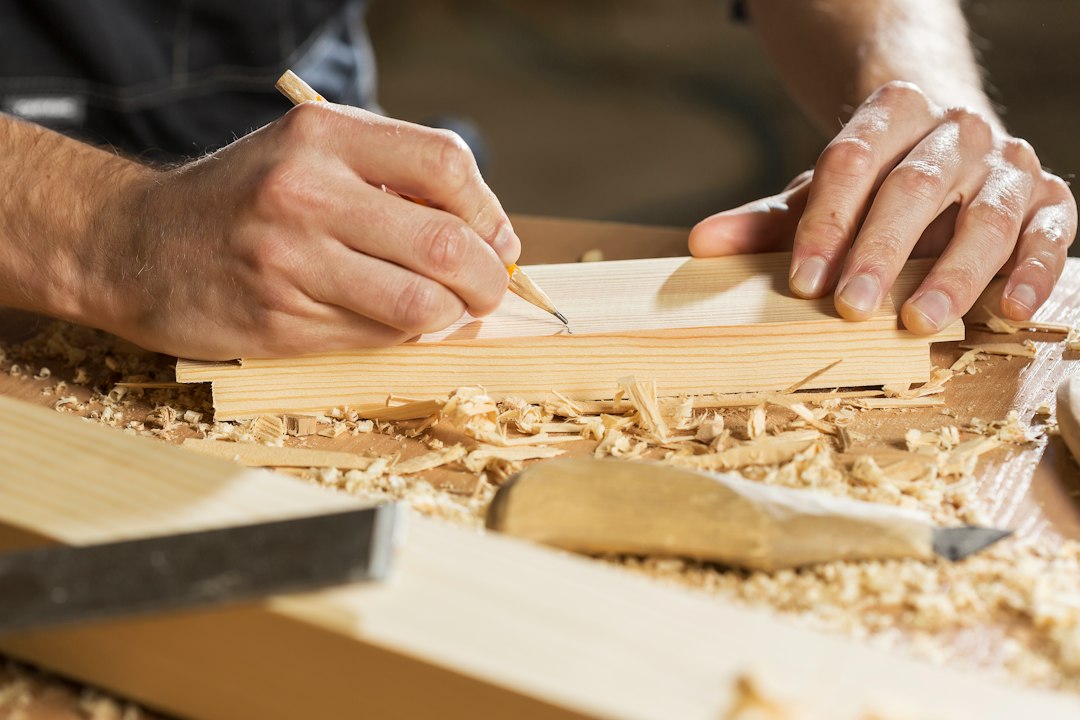 Meubelmaker tekent een lijn af op een houten plank