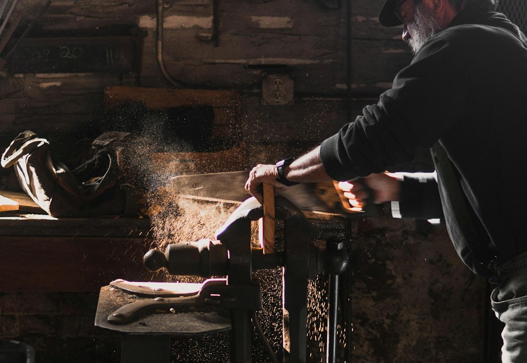 Meubelmaker zaagt hout in een werkplaats