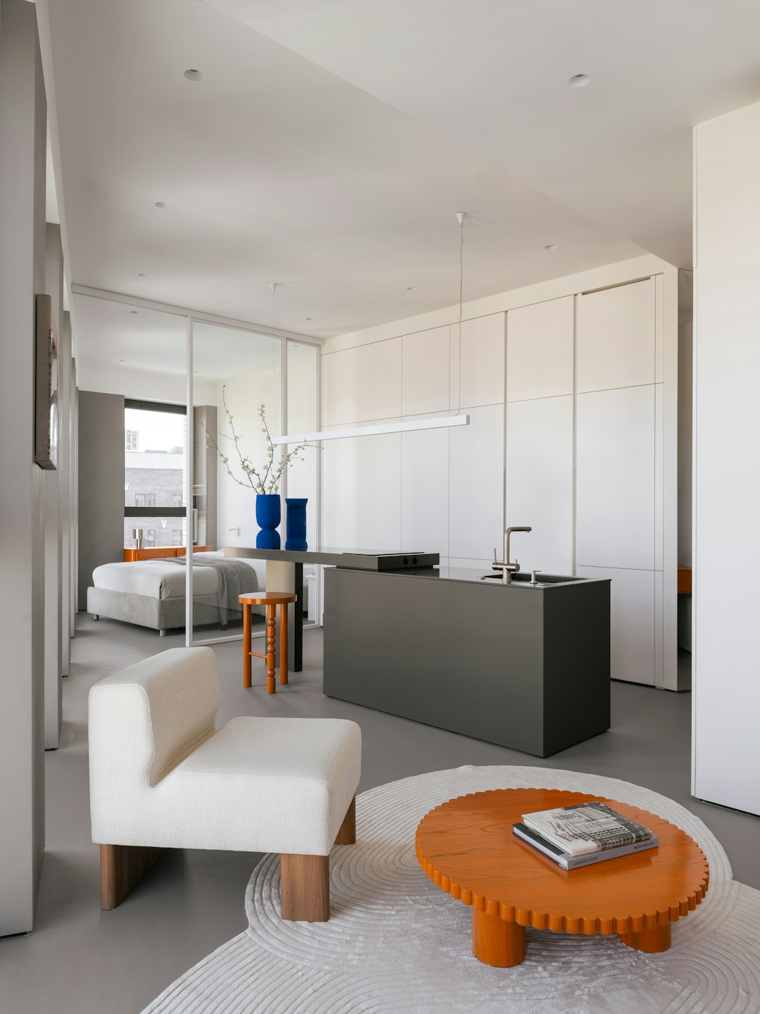 Minimalistisch ingerichte studio met open indeling