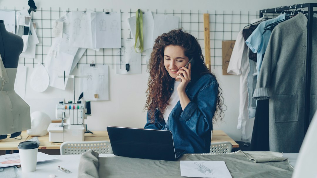 Ondernemer belt en werkt op een laptop