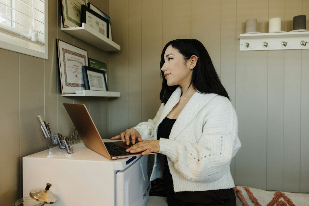 Ondernemer werkt achter een laptop aan een bureau