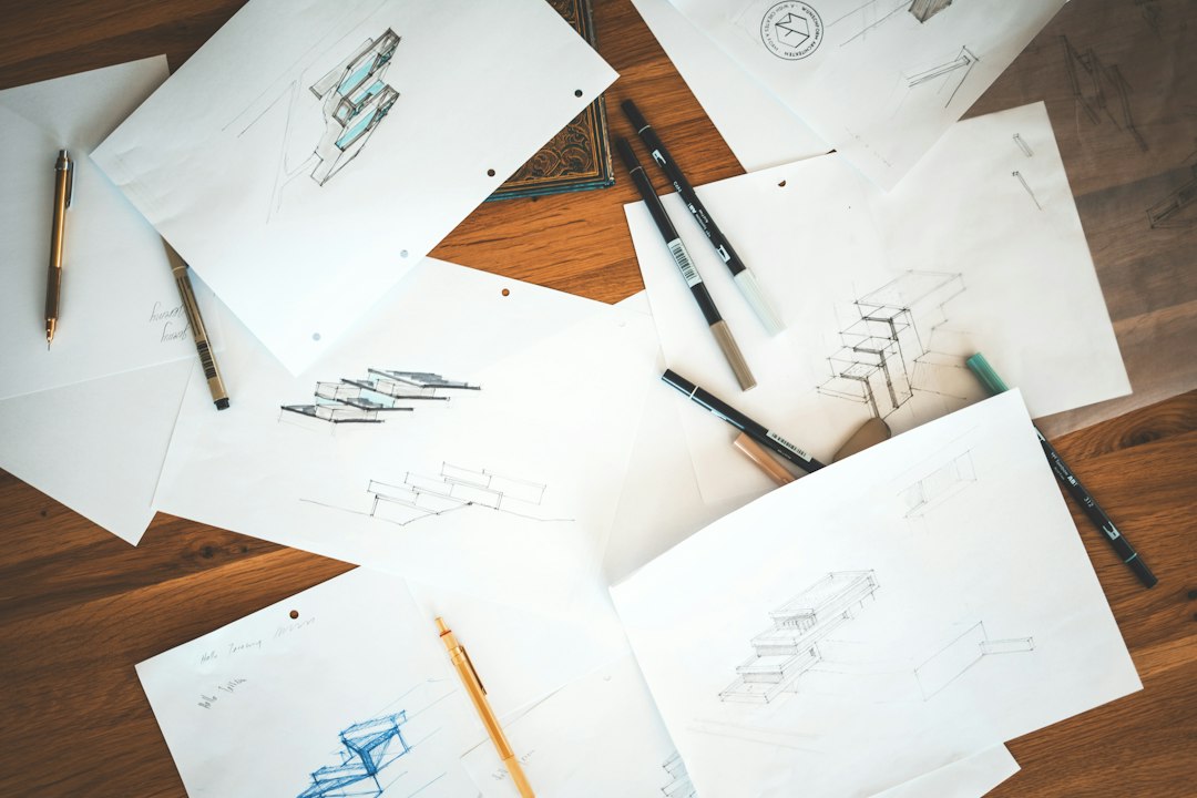 Ontwerpschetsen op een houten tafel