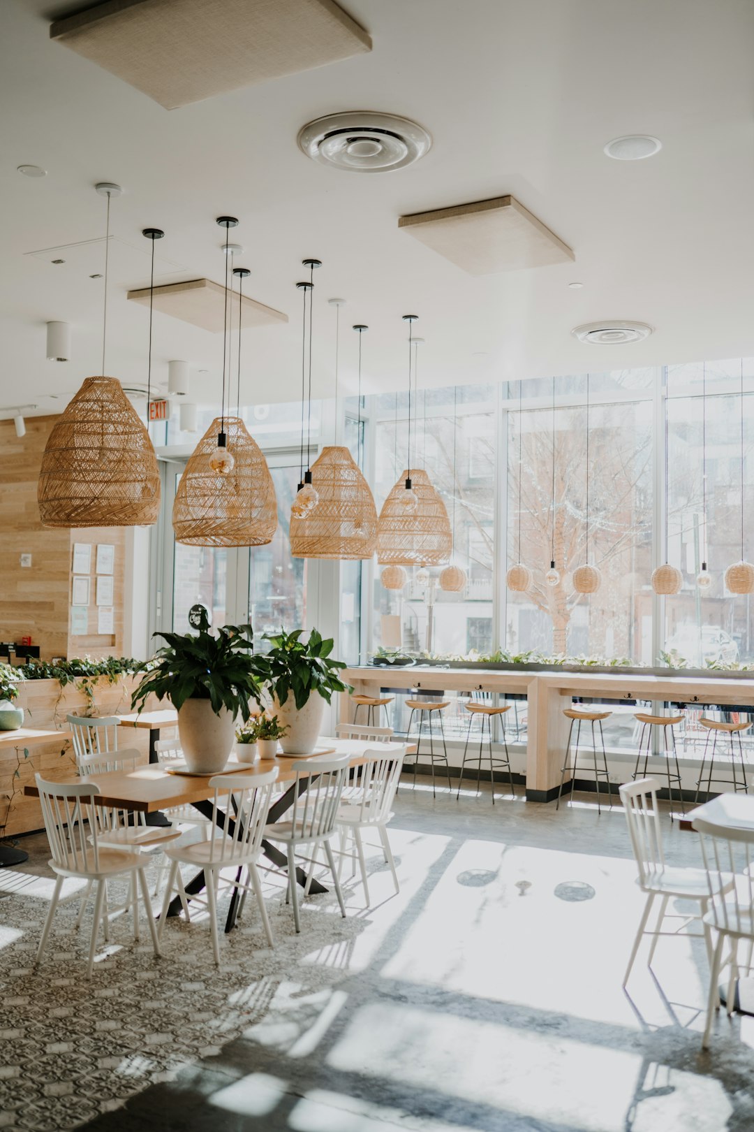 Restaurantinterieur met tafels en stoelen