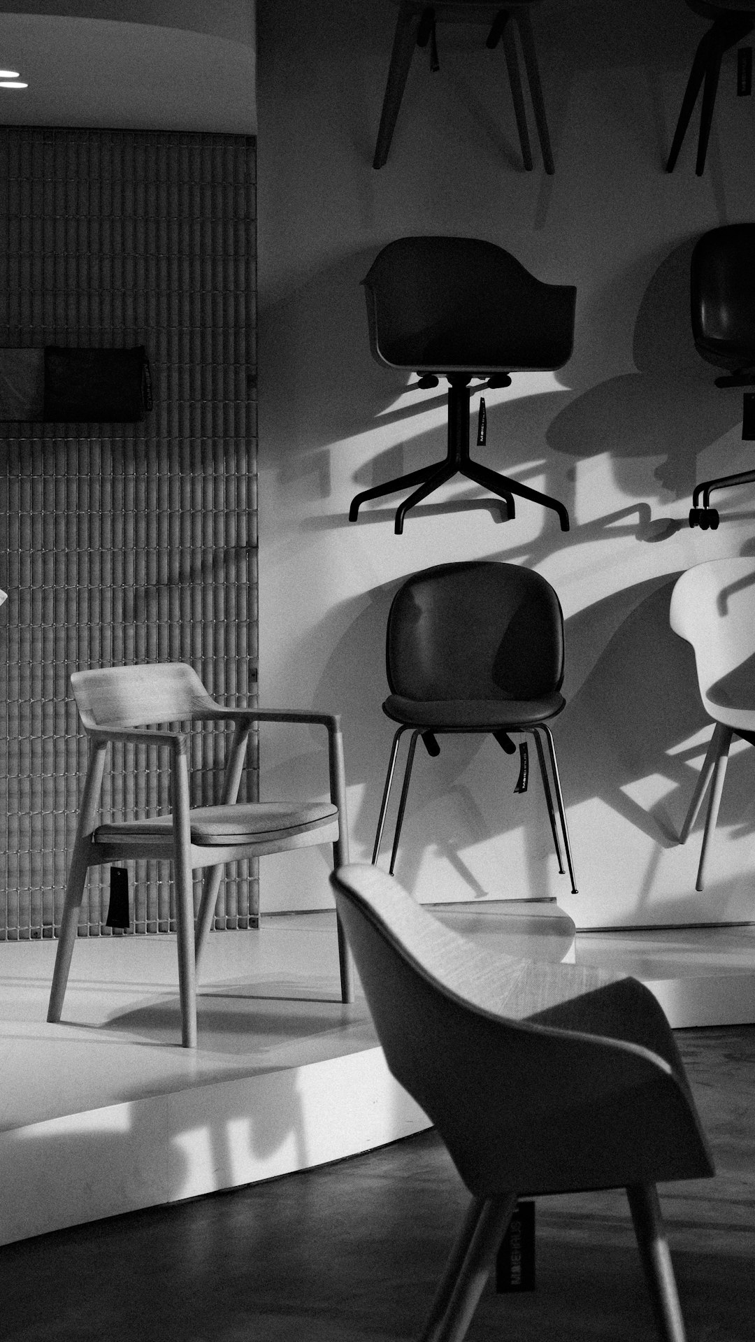 Verschillende stoelen in een showroom