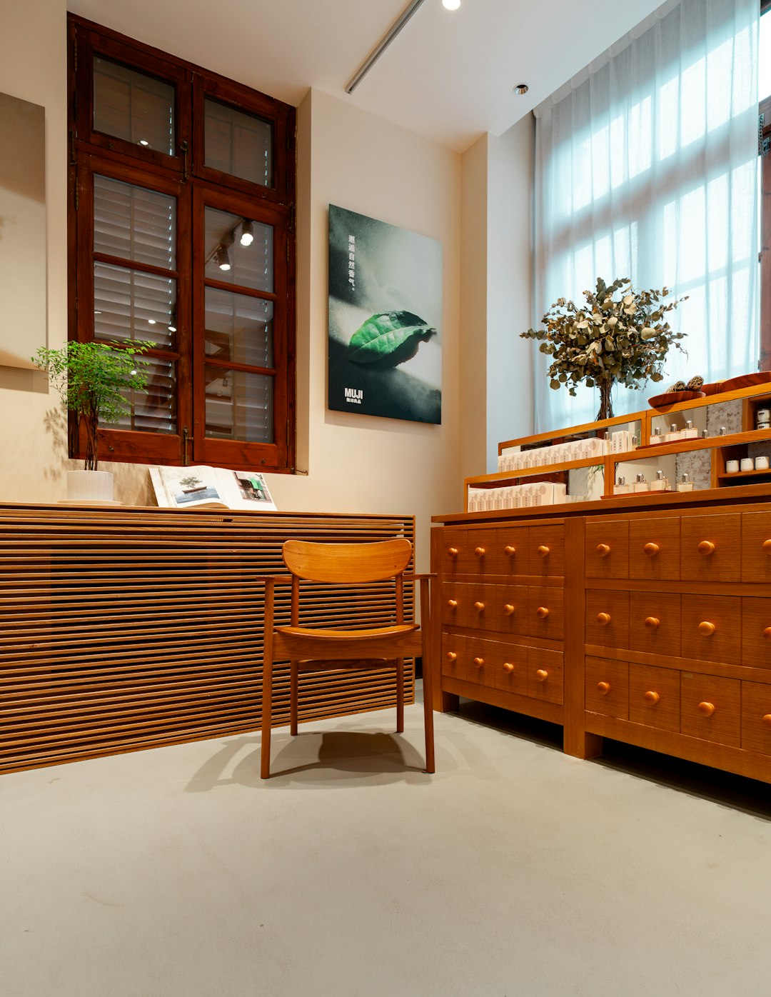 Winkelinterieur met houten meubels en planten